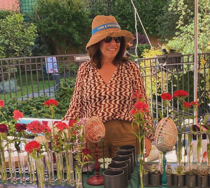 Elisabetta De Ritis a un mercatino con i suoi tessuti