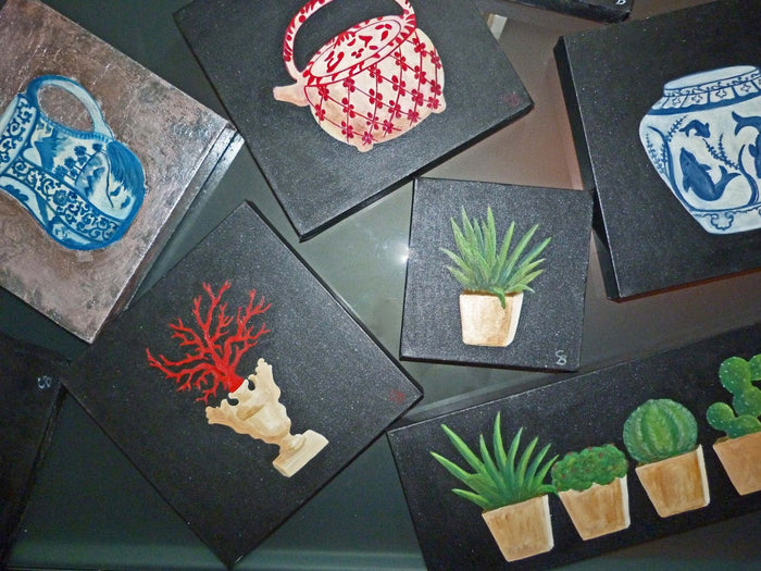 Dipinti decorativi di Cecilia Bussani: vaso, teiera, corallo e piante grasse